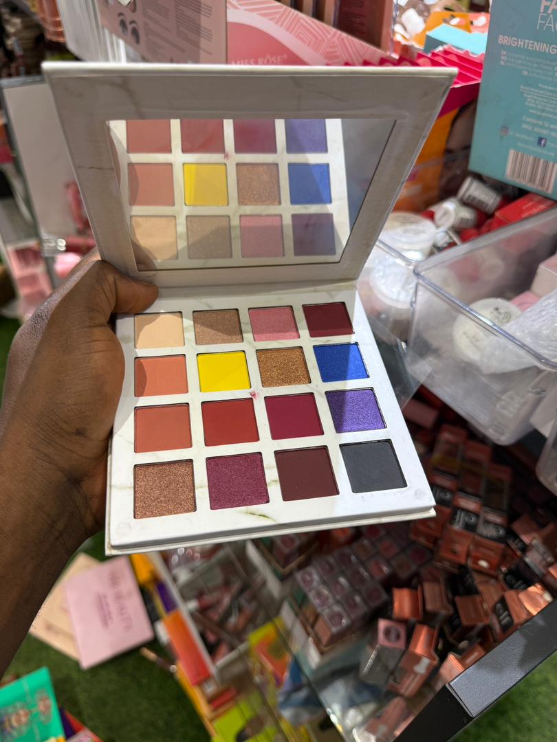 HUSH BEAUTY EYESHADOW PALLET